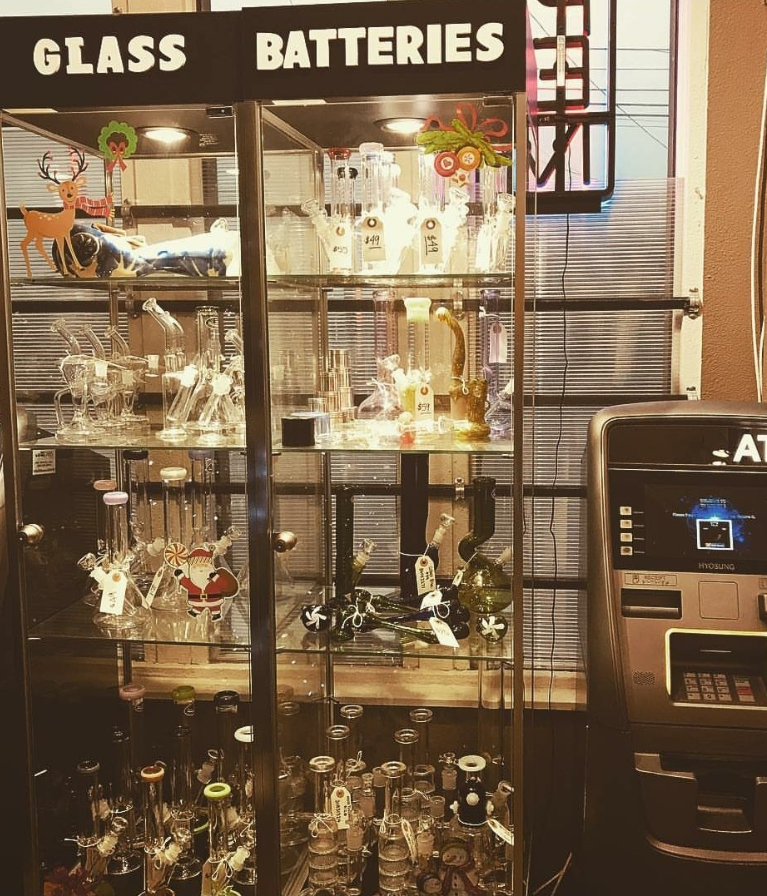 Glass bongs, pipes, rigs, and bubblers from Tacoma pot shop World of Weed